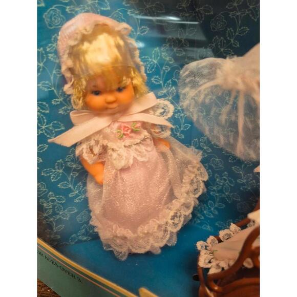 Rosebud Vintage Doll Set with Pram - Picture 3 of 7